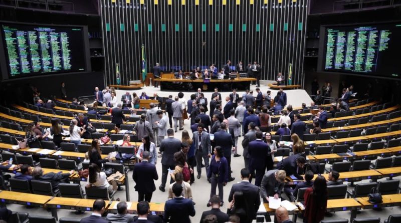 Câmara dos Deputados amplia isenção tributária para igrejas: entenda o que muda com a PEC